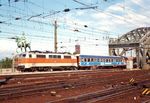 Die in den Farben des S-Bahn Rhein-Ruhr lackierte 111 137 (Bw Düsseldorf) fährt mit einer S 11 von Bergisch Gladbach nach Köln-Chorweiler in Köln Hbf ein. In den 1980er Jahren begann die DB ihre Nahverkehrswagen als fahrbare Werbeflächen zu vermieten. Hauptsächlich die sog. "Silberlinge" (Bn-Wagen) wurden mit Reklame versehen. Da der Erfolg nur mäßig war, wurde dies in den 1990er Jahren wieder eingestellt. (08.1991) <i>Foto: Ulrich Hesse</i>