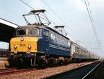 NS 1103 mit einem Eilzug von Köln nach Amsterdam im Grenzbahnhof Emmerich, in dem ein Lokwechsel auf die niederländische E-Lok stattfand. (06.1982) <i>Foto: Ulrich Hesse</i>