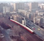 Blick aus einem Hochhaus an der Bartningallee auf eine S-Bahn, die soeben die S-Bahn-Station Bellevue verlassen hat und Richtung Tiergarten fährt. (02.1975) <i>Foto: Ulrich Hesse</i>