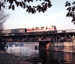 Die meisten Transitzüge von und nach Berlin verkehrten 1975 bereits mit der Baureihe V 180 (DR 118), wurden aber nur selten fotografiert, da sich alle auf die Dampfloks fokussierten. Die Existenz solcher Fotos wie der Grunewalder 118 338 vor dem D 343 aus Hannover auf der Spreebrücke in Berlin-Tiergarten ist meist dem Umstand zu verdanken, dass man eine Fehlaufnahme am Filmanfang vermeiden wollte.  (02.1975) <i>Foto: Ulrich Hesse</i>