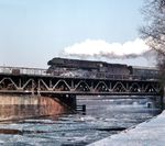 Bei Eisgang auf der Spree fährt die Witttenberger 01 0525 mit dem D 1332 nach Hamburg über die Flussbrücke zwischen Tiergarten und Berlin Zoologischer Garten. (02.1975) <i>Foto: Ulrich Hesse</i>