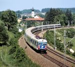 Typischer Vertreter der ÖBB auf DB-Gleisen war in den 1970/80er Jahren der ET 4010, der zeitweise bis Frankfurt am Main fuhr. Hier ist ÖBB 4010.18 mit einer weiteren Garnitur als Dt 140 nach München bei Endorf unterwegs. (05.1981) <i>Foto: Ulrich Hesse</i>