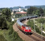 Eine weitere Vertreterin der ÖBB auf Bundesbahngleisen war die Baureihe 1044. Zur Zeit der Indienststellung gehörte sie zu den leistungsstärksten vierachsigen Elektrolokomotiven der Welt und war bis zur Beschaffung der Reihen 1016/1116 das Paradestück der ÖBB. ÖBB 1044.07 bespannt bei Endorf den IC 510 "Chiemgau" nach Köln. (05.1981) <i>Foto: Ulrich Hesse</i>