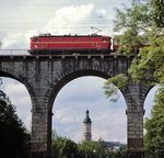 Eine ÖBB 1044 mit einem IC auf der Traunbrücke in Traunstein. Der Traunsteiner Viadukt mit 105 Metern Länge und einer Höhe von 25 Meter wurde 1860 fertiggestellt. (05.1981) <i>Foto: Ulrich Hesse</i>