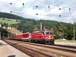 Als Vorspann vor einer 1044 fährt ÖBB 1042.587 mit einem Güterzug durch den Bahnhof Semmering. Der am Nordostportal des Semmering-Scheiteltunnels gelegene Bahnhof ist bis heute eine wichtige Station entlang der Südbahn von Wien nach Graz.  (13.09.1990) <i>Foto: Ulrich Hesse</i>