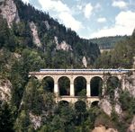 Eine ÖBB 4030 auf dem 85 Meter langen und 36 Meter hohen Krausel-Klause-Viadukt auf der Semmeringbahn bei Breitenstein. (13.09.1990) <i>Foto: Ulrich Hesse</i>