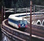 ÖBB 4010/6010.009 rollt als Expresszug über den Krausel-Klause-Viadukt bei Breitenstein den Semmering hinab. (13.09.1990) <i>Foto: Ulrich Hesse</i>