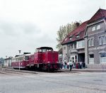 Diesellok 36 wurde 1963 vom Hersteller MaK in Kiel als Neufahrzeug von der Schleswiger Kreisbahn erworben. Ihre Motorleistung betrug 700 PS. Bis April 1988 war sie bei den Verkehrsbetrieben im Einsatz, hier vor dem T 4 (DWK, Baujahr 1926) in Schleswig-Altstadt.  (05.1976) <i>Foto: Ulrich Hesse</i>