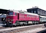 Die Reichenbacher V 200 026 hat in Hof Hbf den D 145 nach Dresden übernommen. (08.1967) <i>Foto: Ulrich Hesse</i>