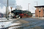 051 397 (50 1397) wurde im Juli 1976 noch von Lehrte nach Duisburg-Wedau versetzt. Im Winter 1976 fährt sie am Wärterstellwerk "Lks" in Lehrte vorbei. (31.01.1976) <i>Foto: Wolfgang Bügel</i>