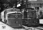 Chile verfügt gegenwärtig über rund 10.000 km Bahnstrecken in vier verschienen Spurweiten - am gängigsten sind die Breitspur mit 1676 mm und die Kapspur mit 1067 mm. Daneben spielt die klassische Normalspur mit 1435 mm und die Meterspur (1000 mm) nur eine untergeordnete Rolle. Die staatliche Eisenbahngesellschaft Empresa de los Ferrocarriles del Estado (EFE) betreibt nur im Süden des Landes ein rund 3.400 Kilometer langes Breitspurnetz. Im Bahnhof Santiago Alameda begegnen einander E-Lok 3019 (Bo'Bo', Ansaldo/Italien, Baujahr 1961) und Diesellok D 7115. Das Bahnhofsgebäude wurde 1897 von Gustave Eiffel entworfen, die Metallkonstruktion der Halle von der französischen Firma Schneider of Le Creusot errichtet. (25.01.1972) <i>Foto: Jörg Schulze</i>