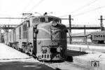 E-Lok 3217 (Ansaldo/It, Baujahr 1961) fährt in den Bahnhof Santiago Alameda ein. Die chilenische Empresa de los Ferrocarriles del Estado (EFE) wurde am 4. Januar 1884 gegründet, um den Zugverkehr zwischen Santiago de Chile und Valparaíso aufzubauen. Später übernahm die EFE die Bahnstrecken der Salpeterindustrie in Nordchile, von denen die erste Strecke bereits 1851 eröffnet wurde. 1913 erstreckte sich das Streckennetz von Iquique im Norden bis Puerto Montt im Süden. In den 1970er Jahren geriet die EFE aufgrund zunehmender Konkurrenz durch den Straßen- und Luftverkehr in eine finanzielle Krise und konnte in ihre Strecken nicht mehr genug investieren. Nach dem Militärputsch vom 11. September 1973 durch General Augusto Pinochet wurden der Eisenbahngesellschaft weitere finanzielle Mittel entzogen, sodass am Ende nur noch 3.400 km von dem ursprünglich fast 20.000 km langen Streckennetz übrig blieben. (25.01.1972) <i>Foto: Jörg Schulze</i>