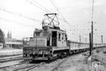 Die 3000 V-Gleichstromlok E 2314 in 1676 mm Spurweite vor einem Güterzug in San Bernardo, südlich von Santiago de Cile. (26.01.1972) <i>Foto: Jörg Schulze</i>
