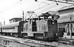 E-Lok 2103 rangiert im Bahnhof Valparaiso. Auf der Eisenbahnstrecke nach Santiago de Chile besteht seit 1990 kein durchgehender Reiseverkehr mehr. Sie wird jedoch seit 2005 bis Limache vom Tren Limache–Puerto, einem S-Bahn-ähnlichen Vorortverkehr befahren.  (27.01.1972) <i>Foto: Jörg Schulze</i>