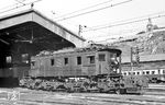 Von 1922 bis 1986 bewältigen die E-Loks aus dem Hause Baldwin-Westinghouse den Zugverkehr zwischen Santiago de Chile und Valparaiso. Lok 2801 (Baujahr 1922) pausiert im Bahnhof Valparaiso. (27.01.1972) <i>Foto: Jörg Schulze</i>