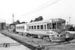 Ein bei Ferrostaal in Deutschland gebauter Triebwagen mit Beiwagen auf einem Unterwegsbahnhof zwischen Artificio und Llay-Llay in der chilenischen Provinz San Felipe de Aconcagua der Región de Valparaíso. (28.01.1972) <i>Foto: Jörg Schulze</i>