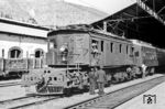 Mit einem Reisezug aus Valparaiso ist E-Lok 2810 (Baldwin-Westinghouse, Baujahr 1922) in Llay-Llay eingetroffen. Dort wird gerade der sog. 'Token' übergeben, dessen Besitz zum Befahren eines eingleisigen Streckenabschnitts berechtigt. (28.01.1972) <i>Foto: Jörg Schulze</i>