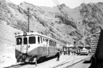 Der sog. "Schindler-Triebwagen" Nr. 1049 auf der Transandenbahn (spanisch: Ferrocarril Trasandino Los Andes-Mendoza) an der Grenze zwischen Chile und Argentinien im Bahnhof Los Caracoles. Der Zug befuhr die 248 Kilometer lange Bahnstrecke zwischen den Städten Los Andes in Chile und Mendoza in Argentinien. Mitte der 1950er Jahre wurden 18 meterspurige Triebwagen und 8 Beiwagen von Schindler Waggon (SWP) in der Schweiz für die staatliche Eisenbahngesellschaft von Chile gebaut. Einige Triebwagen waren für den gemischen Adhäsions- und Zahnradbetrieb ausgerüstet. Die Triebwagen besaßen zwei motorisierte Drehgestelle der Bauart Schindler, deren beide Achsen von einem auf dem Drehgestell sitzenden Saurer-Dieselmotor über ein halbautomatisches Achtgang-Schaltgetriebe angetrieben wurden. Die von der Adolph Saurer AG in Arbon/CH hergestellten Motoren waren mit einem Gebläse für die Motoraufladung versehen. Dadurch konnten sie auch in Höhen bis zu 4000 m bei 1600 U/min wenigstens noch eine Leistung von 180 PS abgeben. (28.01.1972) <i>Foto: Jörg Schulze</i>