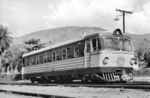Das Eisenbahnnetz in Kolumbien hat eine Gesamtlänge von 3300 km. Davon sind 150 km Normalspur auf der für den Kohletransport genutzten Strecke von den Kohlebergwerken El Cerrejón zum Hafen Puerto Bolívar an der Bahía Portete. Die übrigen Strecken sind in Schmalspur mit einer Spurweite von 914 mm (3 Fuß) ausgelegt, von denen noch etwa 2500 km in Betrieb sind. Im Bahnhof La Felisa im Nordwesten des kolumbianischen Departamentos Caldas wartet Triebwagen 1687, der 1959 von der Svenska Järnvägsverkstäderna Linköping geliefert worden war. (30.11.1971) <i>Foto: Jörg Schulze</i>