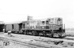Die Co'Co'-Diesellok 322 vor einem Personenzug nach Popayan im Bashnhof Cali. Die staatliche Eisenbahngesellschaft 'Ferrocarriles Nacionales de Colombia' wurde in den 1990er Jahren liquidiert. Seitdem gibt es keinen Personenverkehr mehr auf den klassischen Eisenbahnstrecken. Der grenzüberschreitende Eisenbahnverkehr mit den Nachbarstaaten wurde ebenfalls eingestellt. (01.12.1971) <i>Foto: Jörg Schulze</i>