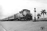 In Pananma gibt es nur eine eingleisige, 76 km lange nicht elektrifizierte Bahnstrecke zwischen Colón (am Atlantik) und Balboa bei Panama-Stadt (am Pazifik), die von der Panama Canal Railway Company betrieben wird. Hauptumschlaggut der Bahn sind Container, die zwischen der Atlantikküste und der Pazifikküste transportiert werden. Bei niedrigem Wasserstand im Panamakanal kann so der Tiefgang großer Hochsee-Containerschiffe auf das erforderliche Maß verringert werden, indem ein Teil ihrer Ladung auf Züge verladen wird. Die einzige Personenzugverbindung verkehrte montags bis freitags morgens von Balboa nach Colón (Foto) und wurde 2021 eingestellt. Lok 901 stammte von Alco, Baujahr 1950. (28.11.1971) <i>Foto: Jörg Schulze</i>