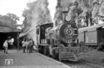 Im Bahnhof Encarnación, an der Grenze zu Argentinien, steht Lok 52 (North British Locomotive Co., Baujahr 1911) mit einem Personenzug nach Asunción, der Hauptstadt und mit rund 525.000 Einwohnern zugleich größten Stadt Paraguays. (06.02.1972) <i>Foto: Jörg Schulze</i>