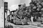 Wasserhalt der Lok 52 vor dem Personenzug nach Asunción im Bahnhof Carmen del Paraná. Der Ort liegt am Río Paraná, der hier 14 km breit ist. (06.02.1972) <i>Foto: Jörg Schulze</i>
