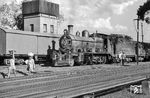 Während Lok 58 im Bahnhof San Salvador, auf halber Strecke zwischen Encarnación und Asunción, den Personenzug nach Asunción übernimmt, läuft die Landbevölkerung mit der landesüblichen Art des Lastentransports durch die Gleise. Das Tragen von Lasten auf dem Kopf ist auch heute noch in vielen Teilen der Welt eine gängige Praxis und eine Alternative zum Tragen auf dem Rücken oder den Schultern. Schon seit der Antike tragen Menschen Lasten auf dem Kopf, die teilweise dem eigenen Körpergewicht entsprechen. Diese Praxis ist effizient, wenn keine Fahrzeuge oder Zugtiere für den Transport der Gegenstände zur Verfügung stehen. Mediziner warnen allerdings davor, dass das Tragen von Lasten auf dem Kopf zu beschleunigten degenerativen Veränderungen führt, die die obere Halswirbelsäule stärker betreffen als die untere und sie anfälliger für Verletzungen machen.  (06.02.1972) <i>Foto: Jörg Schulze</i>