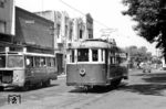 Zwischen 1871 und 1997 besaß Asunción ein Straßenbahnnetz, das sich im maximalen Ausbaustand während der 1930er Jahre über ein Netz von 37 Kilometer Streckenlänge erstreckte und mit zehn Linien bedient wurde. Vorhanden waren dafür 33 zweiachsige Triebwagen und 26 Beiwagen. Ein Tw (Baujahr 1930) ist auf der Linie 5 unterwegs. Zuletzt wurde eine Linie noch mit gebraucht aus Brüssel übernommenen zweiachsigen Triebwagen bedient. 1997 wurde die Straßenbahn aufgrund des schlechten Zustands von Fahrzeugen und Infrastruktur endgültig eingestellt. Heute gibt es in Asunción zwar ein dichtes Busnetz, die in meist schlechtem technischen Zustand befindlichen Busse verkehren jedoch ohne Fahrplan, einen Liniennetzplan gibt es auch nicht.  (23.02.1972) <i>Foto: Jörg Schulze</i>