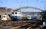 Die Dortmunder 110 250 fährt mit E 3020 nach Aachen in den Bahnhof Horrem ein. Die Betonbogenbrücke wurde Ende der 1990er Jahre abgerissen, weil sie dem Ausbau für den Hochgeschwindigkeitsverkehr im Wege stand. (26.01.1991) <i>Foto: Joachim Bügel</i>