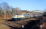 141 275 (Bw Hagen-Eckesey) erreicht mit N 8020 (Köln - Aachen) den Bahnhof Horrem. Der Bahnhof Horrem wurde von 2010 bis 2014 neu gestaltet. Während der Umbau von 1999 bis 2001 die Gleisanlagen neu ordnete, wurde während des zweiten Zeitraumes das Empfangsgebäude, der Bahnhofsvorplatz und der Busbahnhof erneuert.  (26.01.1991) <i>Foto: Joachim Bügel</i>