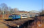 Die insgesamt acht im Jahr 1966 in Dienst gestellten Mehrsystemloks der SNCB-Reihe 1600 konnten in Belgien, in Frankreich, den Niederlanden und Deutschland eingesetzt werden. Das verschaffte ihnen vor allem den Einsatz vor internationalen Fernverkehrszügen, wie hier SNCB 1606 vor dem D 238 (Köln - Aachen - Liege(G) - Bruxelles/Brussel - Paris Nord) bei der Durchfahrt in Horrem. (26.01.1991) <i>Foto: Joachim Bügel</i>