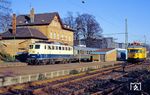 110 257 (Bw Köln 2) fährt mit N 8020 nach Aachen in den Bahnhof Großkönigsdorf ein. Rechts steht 701 040. (26.01.1991) <i>Foto: Joachim Bügel</i>