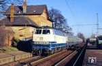 Im Jahr 2000 wurde der Bahnhof Großkönigsdorf mit Ausbau der Strecke Köln – Aachen in Frechen-Königsdorf umbenannt. Seit 2002 ist Frechen-Königsdorf, nach der Erweiterung der Strecke auf vier Gleise, Haltepunkt der S-Bahn Köln. Vor dem Ausbau trifft 215 123 (Bw Köln 2) mit N 7976 nach Bedburg (Erft) in Großkönigsdorf ein. (26.01.1991) <i>Foto: Joachim Bügel</i>