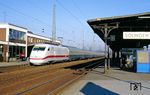 Auch Anfang des Jahres 1991 liefen die Abnahmefahrten des AW Opladen für die neuen Triebköpfe des ICE 1 auf Hochtouren. 401 015 (mit 401 510 am Zugschluss) fährt mit dem ICE-Dummyzug Dsts 83773 durch Solingen-Ohligs. (30.01.1991) <i>Foto: Joachim Bügel</i>