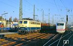 140 582 (Bw Köln-Deutzerfeld) fährt mit einem Güterzug nach Gremberg durch Solingen-Ohligs. Die ICE-Probefahrt des Dsts 83770 mit 401 013 hatte es wegen technischer Probleme an diesem Tag nur bis Solingen geschafft und bereitet sich auf die Rückfahrt nach Opladen vor. (01.02.1991) <i>Foto: Joachim Bügel</i>