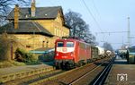 Dann ging es nochmals zum Bahnhof Großkönigsdorf, um das das alte Bahnhofsensemble vor dem Umbau abzulichten. Zu diesem Zeitpunkt war nicht klar, ob das Empfangsgebäude aus dem Jahr 1891 den Streckenausbau überleben wird.  (01.02.1991) <i>Foto: Joachim Bügel</i>