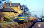 Bevor im internationalen Fernverkehr zwischen Köln und Belgien/Frankreich modernere Lokomotiven und Thalys-Triebzüge eingesetzt wurden, bespannten die SNCB-Mehrfrequenzloks der Reihe 1600 die internationalen Schnellzüge. SNCB 1601 fährt mit dem D 320 (Köln - Aachen - Liege(G) - Bruxelles/Brussel - Oostende) durch den Bahnhof Großkönigsdorf. (01.02.1991) <i>Foto: Joachim Bügel</i>