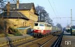 Bei der Baureihe 114 handelte es sich um zwanzig umgezeichnete Fahrzeuge der dritten Serie der Baureihe 112, die auf Serien-Drehgestellen der Baureihe 110 bis zu 160 km/h laufen durften. Wegen starken Verschleißes musste die Höchstgeschwindigkeit der 112 485 bis 504 ab 1985 auf 140 km/h begrenzt werden. Zur Unterscheidung von den anderen Lokomotiven der Baureihe 112, die noch 160 km/h fahren durften, wurden sie ab 1988 als Baureihe 114 bezeichnet. Die auf 140 km/h reduzierte 114 489 (Bw Hamburg-Eidelstedt), jedoch noch in den TEE-Farben purpurrot/beige lackiert, fährt mit N 8020 nach Aachen in Großkönigsdorf ein. (01.02.1991) <i>Foto: Joachim Bügel</i>