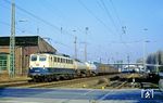 140 291 (Bw Köln-Deutzerfeld) auf dem Weg nach Gremberg Rbf in Ratingen West. Links befindet sich der Lokschuppen des ehemaligen Bw. (02.02.1991) <i>Foto: Wolfgang Bügel</i>