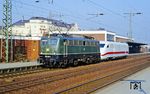 140 230 (Bw Köln-Deutzerfeld) überführt den nagelneuen Triebkopf 401 559 von Krupp aus Essen zum AW Opladen, aufgenommen in Solingen-Ohligs. (04.02.1991) <i>Foto: Joachim Bügel</i>