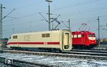 Triebkopf 401 554 (Thyssen-Henschel Kassel, Baujahr 1990) trifft im AW Opladen auf die Dortmunder 110 251 (Baujahr 1963), die gerade eine E 3.0 mit einer Neulackierung in orientrot/weiß erhalten hatte. (06.02.1991) <i>Foto: Joachim Bügel</i>