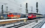 218 137 überholt im Bahnhof Köln-Deutz mit dem "Loktauschzug" N 5542 aus Hagen für die City-Bahn die Kölner 140 741, die den D 2342 (Gießen - Siegen - Köln Hbf) bespannt hat. (08.02.1991) <i>Foto: Joachim Bügel</i>