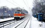 Die Düsseldorfer 111 116 rauscht als Ersatzlok für eine ausgefallene SNCB 1600 mit dem D 322 nach Oostende durch den Haltepunkt Lövenich, der später westlich des alten Haltepunkts neu errichtet wurde. (10.02.1991) <i>Foto: Joachim Bügel</i>