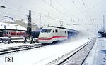 Auch im Schneetreiben waren die ICE-Dummyzüge im Einsatz. 401 051 ist mit Dsts 83773 nach Brackwede in Solingen-Ohligs unterwegs.  (14.02.1991) <i>Foto: Joachim Bügel</i>