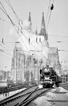 01 096 (Bw Koblenz Mosel) hat in Köln Hbf den D 714 aus Dortmund übernommen und wird ihn über die Rechte Rheinstrecke bis Wiesbaden bringen. (06.1959) <i>Foto: Ernst Winter</i>