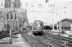 Ein VT 06 fährt als Ft 14 "Dompfeil" aus Hannover in Köln Hbf ein. Vor dem Dom steht eine SNCB 204, die mit dem D 84 aus Bruxelles nach Köln gekommen war. (06.1959) <i>Foto: Ernst Winter</i>
