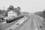 E 10 126 vom Bw Köln-Deutzerfeld befördert den D 264 "Jugoslavia-Express" (Den Haag - München - Beograd - Athen) in Kalkum. Wegen der abgelegenen Lage des Bahnhofes ohne wirkliche Verkehrsbedeutung und dem Bau des unmittelbar in der Nähe gelegenen Flughafenbahnhofes wurde er am 27. Mai 1990 aufgegeben. Die Anlagen und das Empfangsgebäude wurden abgerissen. (07.1959) <i>Foto: Ernst Winter</i>