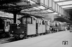 50 1774 (Bw Düsseldorf-Derendorf) mit einem Personenzug in Düsseldorf Hbf. Daneben steht 38 1910 vom Bw Düsseldorf Abstellbf. (08.08.1959) <i>Foto: Ernst Winter</i>