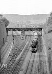 03 251 vom Bw Osnabrück Hbf fährt mit D 393 (Köln - Hamburg-Altona), originär eine Osnabrücker 01.10-Leistung, in Wuppertal-Elberfeld ein. Der hintere Zugteil befindet sich noch im Bahnhof Wuppertal-Steinbeck, dessen weitläufige Ausdehnung im Hintergrund zu sehen ist. Unter der Brücke der Südstraße befindet sich das Wärterstellwerk "So" (Steinbeck Ost), das für die Ein- und Ausfahrten von/nach Wuppertal-Elberfeld zuständig war.  (08.08.1959) <i>Foto: Ernst Winter</i>